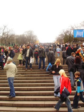Odesa Ukrayna - 31 Mart 2006 İnsanlar 142 metre uzunluğundaki Potemkin Merdivenlerinde yürüyor 