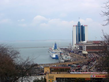 Odesa Ukrayna - 31 Mart 2006 Liman manzaralı gemiler ve otel