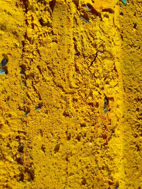 Parlak sarı poliüretan köpük yüzeyini ve kalıntılarını gösteriyor..