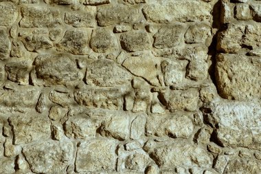 Kaya desenleri, doğal ışık ve gölge desenleri oluşturan antik bir taş duvar oluşturur..