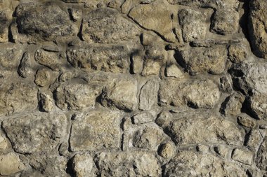 Antik kayalardan yapılmış desenli duvar tarihi eserler sergiliyor..