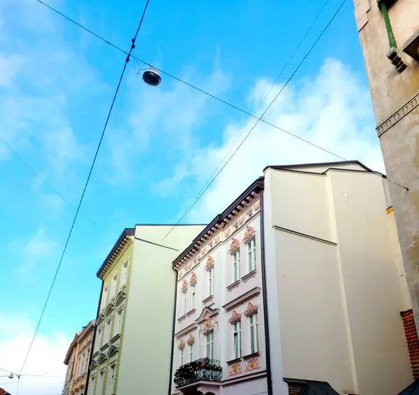 Lviv 'de uyanmak, berrak mavi gökyüzünün altında canlı mimari ile çevrili, sakin bir atmosfer yaratıyor..