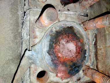 Bir buhar kazanının dökme demir ekonomisinin tortu birikimi su borularını etkileyen sorunlara işaret eder..