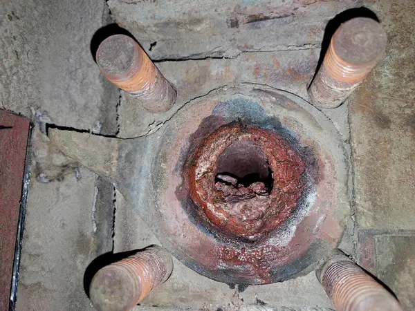 Dökümlü demir buhar kazanının ekonomisinde borularda ağır tortu birikimi görülüyor. Bu da sanayi tesislerinde su sıkıntısı olduğunu gösteriyor..