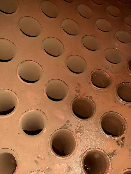 Buhar kazanının içinde, endüstriyel mühendisliği vurgulayan, yapılandırılmış bir düzende dizilmiş sayısız rulo tüp bulunur..