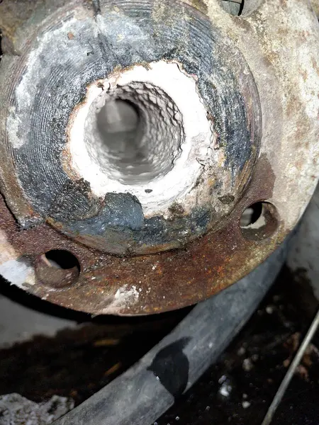 Su kaynaklı mineral birikintisinin sebep olduğu önemli kireçtaşı birikintilerini gösteren bir boru görüntüsü..