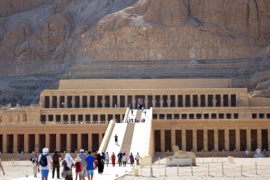 Deir el-Bahri, Mısır - 08 Temmuz 2017 Deir El Bahri 'deki Hatshepsut Morg Tapınağı' nı keşfediyor.