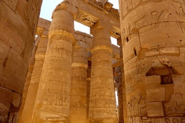 Mısır 'daki Karnak tapınak kompleksinin ihtişamı, hipotenüs salonundaki yüksek sütunlar ile vurgulanmış, karmaşık bir şekilde hiyeroglifler ve bas kabartmaları ile oyulmuş, antik sanatsal sanatlar sergilenmektedir..