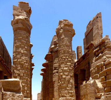 Karnak Tapınağı 'nın çarpıcı harabeleri, bir zamanlar büyük bir yapının kalıntıları olan antik taş sütunları sergiliyor.