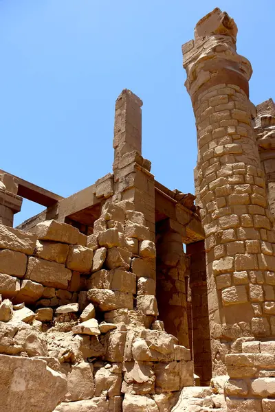 Karnak tapınağı kompleksinin kalıntıları parlak Mısır gökyüzü altındaki görkemli sütunları ve etkileyici mimariyi gözler önüne seriyor. Harabeler antik Mısır 'dan zengin bir tarihi mirası yansıtıyor..