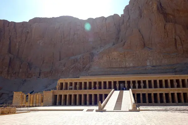 Hatshepsut 'un görkemli Morg Tapınağı Deir el Bahri' deki yüksek uçurumlara karşı duruyor. Bu antik sitede etkileyici bir mimari ve ziyaretçilerin keşfetmesi için sakin bir plaza sergileniyor..