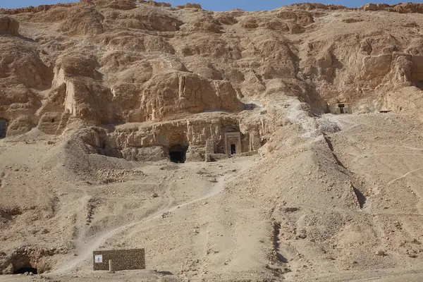 stock image The Mortuary Temple of Hatshepsut stands in Deir el Bahri, surrounded by mountains, showcasing the grandeur of ancient Egypt's architectural achievements against a desert backdrop.