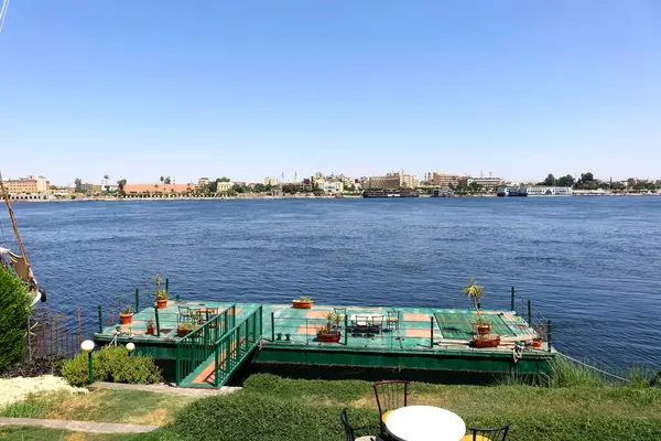 Turistler, Mısır 'ın Luxor kentindeki Nil Nehri' ni geçiyor ve kıyıya yakın yerlerde manzaranın ve güneşin tadını çıkarıyorlar..