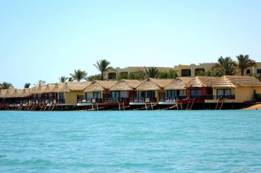 El Gouna, Mısır - 09 Temmuz 2017 - Mısır 'da Kızıldeniz, El Gouna' da Thatched Damları olan Deniz kenarındaki Bungalow Resort