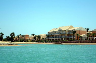 El Gouna, Mısır - 09 Temmuz 2017 - Güneşli bir günde Mısır 'daki El Gouna Tatil Köyü' ndeki Huzurlu Sulara Bakan Nübyeli Villalar