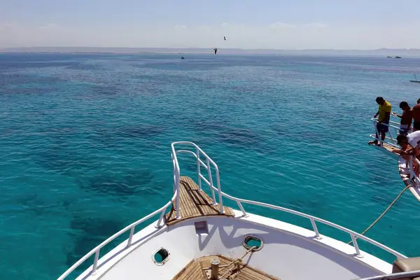 El Gouna, Mısır - 09 Temmuz 2017 - Mısır 'da bir tatil köyünde güneşli bir günün tadını çıkarırken Kızıl Deniz' de bir yatta dinlenmek