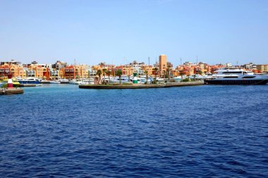 Hurghada, Mısır - 10 Temmuz 2017 Güzel Hurghada Peyzajı Yat ve Renkli Binalar Açık Gök Altında