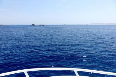 Kızıl Deniz 'de sakin bir yat gezisi, Hurghada' daki sonsuz mavi suyun nefes kesici manzarasını sunuyor. Sakin atmosferi ve deniz yolculuğu için mükemmel havayı vurguluyor..