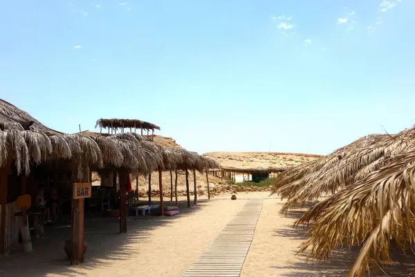 Giftun, Mısır - 10 Temmuz 2017 Cennet Adası 'ndaki Hurghada Tepesi' ndeki Plaj Bar Restoranı 'nı keşfedin.