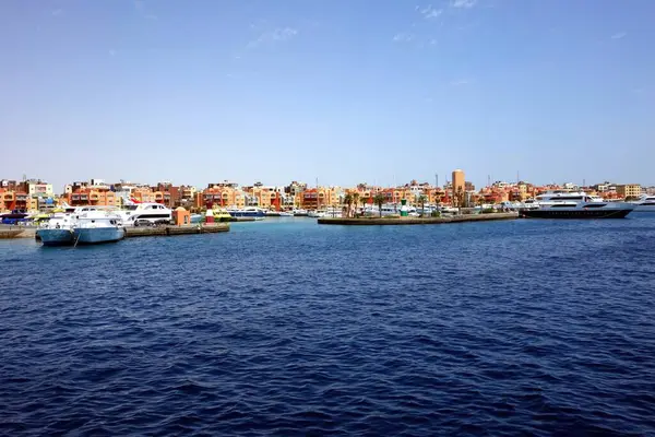 Hurghada, Mısır - 10 Temmuz 2017 Güzel Hurghada Sahil Manzarası Huzurlu Denize Karşı Tekneler ve Renkli Binalar