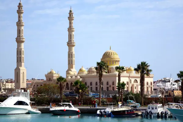 stock image Hurghada, Egypt - July 10, 2017 Beautiful View of El Mina Masjid Mosque in Hurghada Along Marina Bay Showcasing Islamic Architecture