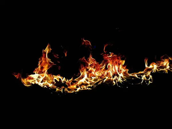 Parlak alevler soyut bir arkaplanda dalgalanır ve sallanır, büyüleyici bir ısı ve enerji göstergesi yaratır. Koyu renk karşıtlığı alevli renklere yoğunluk katar.