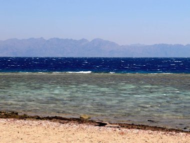 Kızıl Deniz 'in sakin suları Ras Abu Galum ve Mavi Göl' ün çarpıcı manzaralarını gözler önüne seriyor. Berrak mavi sular uzak dağlara doğru uzanıyor ve sakin bir sahil cenneti yaratıyor..
