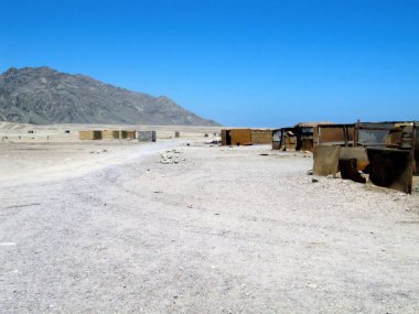 Ziyaretçiler, açık mavi gökyüzünün altında eşsiz hasır ve metal binalarla çevrili Ras Abu Galum Deniz Rezervi 'nde kamp kurmaktan hoşlanıyorlar. Bölge huzurlu bir manzara ve doğa ile bir bağlantı sunuyor..