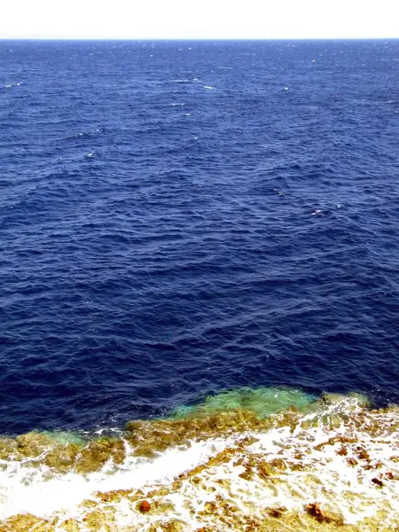 Bu sakin manzara, Ras Abu Galum 'un çarpıcı deniz manzarasını gözler önüne seriyor. Kızıl Deniz' in zengin mavilerini ve açık gökyüzünün altındaki Mavi Göl 'ün canlı tonlarını vurguluyor..