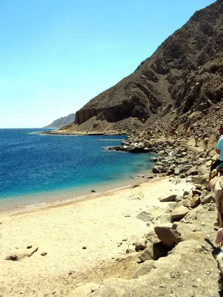 Abu Galum, Mısır - 1 Eylül Turistleri Ras Abu Galum 'daki Mavi Göl kıyısındaki Dağ Yolu boyunca Camel Turu