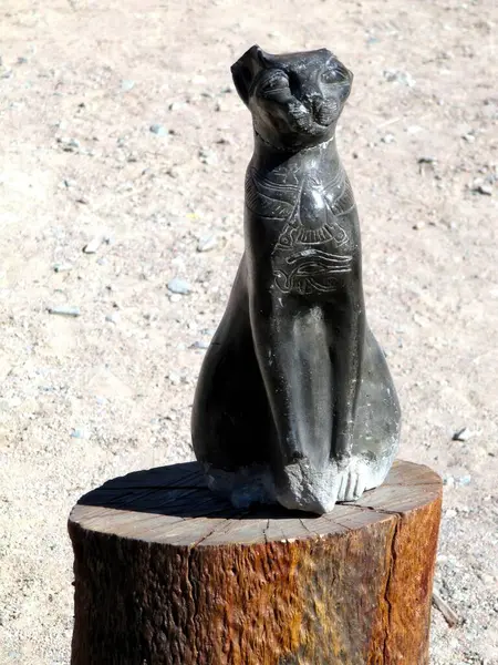 Sina, Mısır - 1 Eylül 2009 Sina, Mısır 'da bulunan Antik Mısır Kedisinin Hasarlı Heykeli