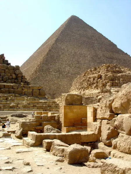 Kahire, Mısır - 1 Eylül Açık Mavi Gökyüzü Altında Mısır 'ın Kahire Çölü yakınlarındaki Antik Giza Piramitlerini Keşfediyor