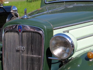 Lviv, Ukrayna - 5 Haziran 2016 Klasik bir yeşil araba AUDI Front 225 1936 öne çıkan bir krom ızgara ve yuvarlak farlar, açık havada güneş ışığı altında park edilmiş, klasik tasarımı vurgulanıyor