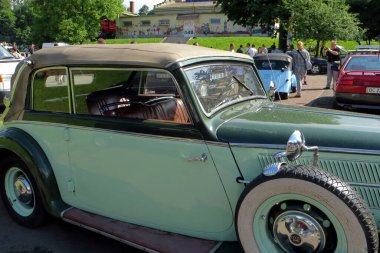 Lviv, Ukrayna - 5 Haziran 2016 Klasik bir klasik araba AUDI Front 225 1936, ağaçların arasına park edilmiştir.