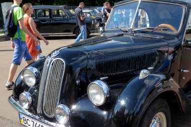 Lviv, Ukrayna - 5 Haziran 2016 1980 yılından kalma klasik siyah bir BMW 335 sergisi ziyaretçilerin farklı modellere hayran oldukları canlı bir araç sergisinde sergileniyor..