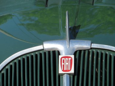 Lviv, Ukrayna - 5 Haziran 2016 Bir araba meraklıları buluşması sırasında sıcak sonbahar güneşi altında ışıldayan eski yeşil bir arabanın kaputunda belirgin bir FIAT Topolino amblemi sergilenmektedir.