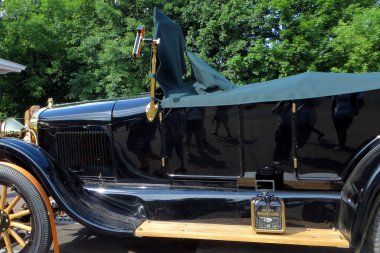 Lviv, Ukrayna - 5 Haziran 2016 Klasik bir ForD taksisi dışarıda dikkatlice restore ediliyor, klasik aracın karmaşık detaylarını gözler önüne seriyor