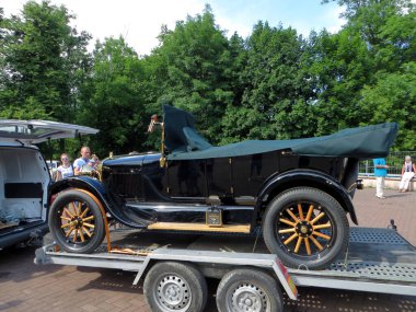 Lviv, Ukrayna - 5 Haziran 2016 ForD TaXI adlı klasik bir araba, yeşil ve meraklı izleyicilerle çevrili bir parktaki bir halk etkinliğinde bir karavanda sergileniyor. Güneş parıldıyor, klasik tasarım..