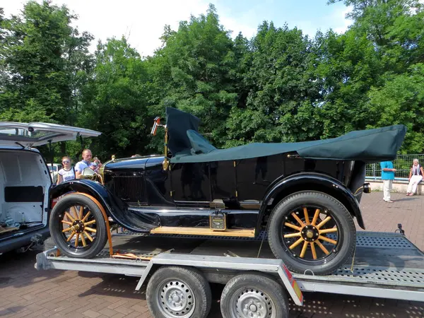 Lviv, Ukrayna - 5 Haziran 2016 ForD TaXI adlı klasik bir araba, yeşil ve meraklı izleyicilerle çevrili bir parktaki bir halk etkinliğinde bir karavanda sergileniyor. Güneş parıldıyor, klasik tasarım..