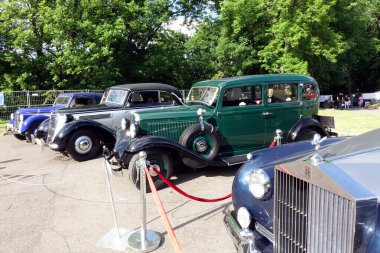 Lviv, Ukrayna - 6 Haziran 2017 Fiat 518 Ardita Polski 'nin çeşitli klasik arabaları yeşil alanlarla çevrili bir parkta sergilendi. Hevesliler, benzersiz tasarımlarını vurgulayarak klasik araçlara hayranlık duyarlar.