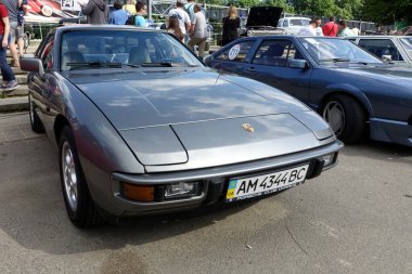 Lviv, Ukrayna - 6 Haziran 2017 Klasik bir spor araba Porsche 924 kalabalık bir açık hava etkinliği için park edilmiş,
