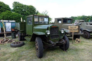 Lviv, Ukrayna - 6 Haziran 2017 Bir Sovyet klasik Ural ZIS-5 askeri kamyonu duruyor. Kamyon eşsiz detaylara sahip ve klasik tasarımını vurgulayarak çimlerin üzerine konumlandırılmış..