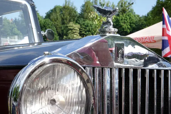 Lviv, Ukrayna - 6 Haziran 2017 Rolls-Royce Phantom II, parlak krom kaput süslemesinin yer aldığı zarif tasarımını sergiliyor. Araba yemyeşil bir yere park edilmiş.