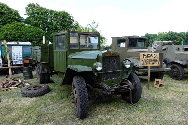 Lviv, Ukrayna - 6 Haziran 2017 Bir Sovyet klasik Ural ZIS-5 askeri kamyonu duruyor. Kamyon eşsiz detaylara sahip ve klasik tasarımını vurgulayarak çimlerin üzerine konumlandırılmış..