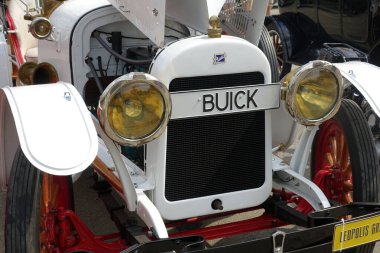 Lviv, Ukrayna - 2 Haziran 2018 Klasik bir Buick 6-21 Speedster 1921 model araba, bir otomotiv etkinliğinde sergilenen parlak bir ön ızgara ve yuvarlak farlara sahiptir. Canlı renkler ve detaylı tasarım arabası.
