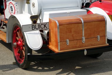 Lviv, Ukrayna - 2 Haziran 2018 Eski model bir Buick 6-21 Speedster 1921 klasik bir araba etkinliğinde sergilenmektedir. Parlak güneş ışığı vurguları