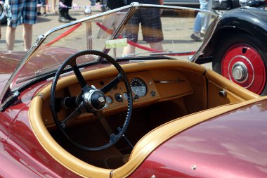 Lviv, Ukrayna - 2 Haziran 2018 Üstü açılabilir klasik Jaguar XK120 iç mimari sergileniyor zarif bir direksiyon ve zarif bir gösterge paneli ile klasik iç mimari sergileniyor.