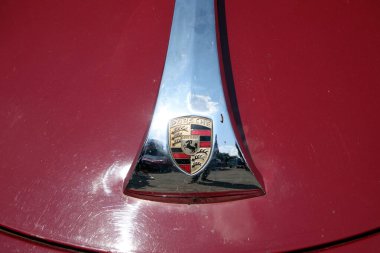 Lviv, Ukrayna - 2 Haziran 2018 Parlak klasik bir araba Porsche 356 Coupe amblemi antika kırmızı bir spor arabanın arkasına iliştirilmiş, park halindeyken güneş ışığını güzel yansıtan