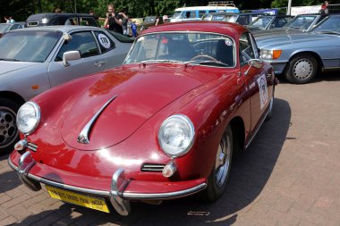 Lviv, Ukrayna - 2 Haziran 2018 Porsche 356 Coupe modelinin detaylı amblemi, markanın simgesel özelliklerini gösteren zamansız bir tasarım sergiliyor. Amblem temiz bir ambleme karşı duruyor.
