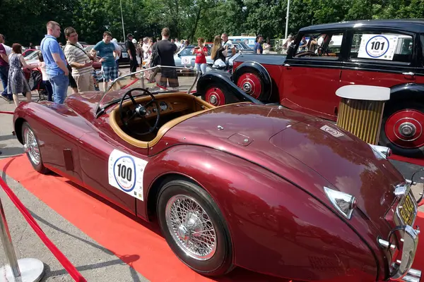 Lviv, Ukrayna - 2 Haziran 2018 çarpıcı bir klasik araba Jaguar XK120, araba meraklıları tarafından çevrelenmiş bir otomotiv etkinliğinde dikkatleri üzerine çekiyor.